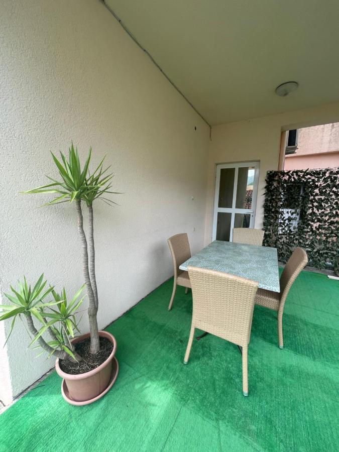 Apartments Mandarina Garden Petrovac Екстер'єр фото