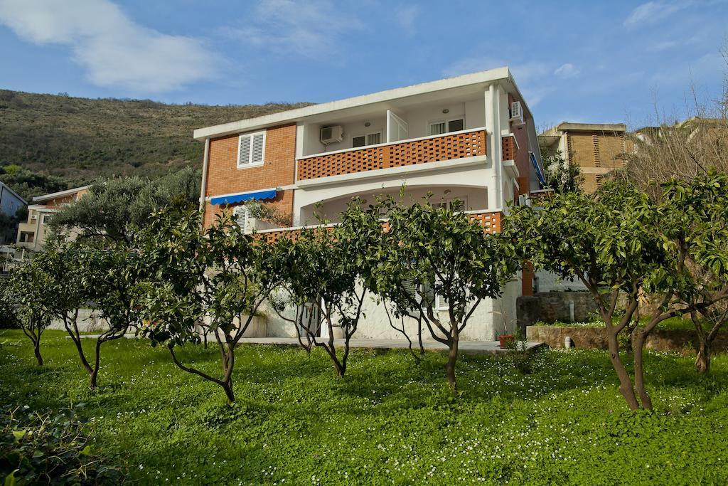 Apartments Mandarina Garden Petrovac Екстер'єр фото