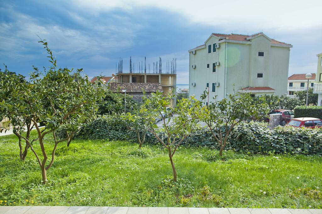 Apartments Mandarina Garden Petrovac Екстер'єр фото
